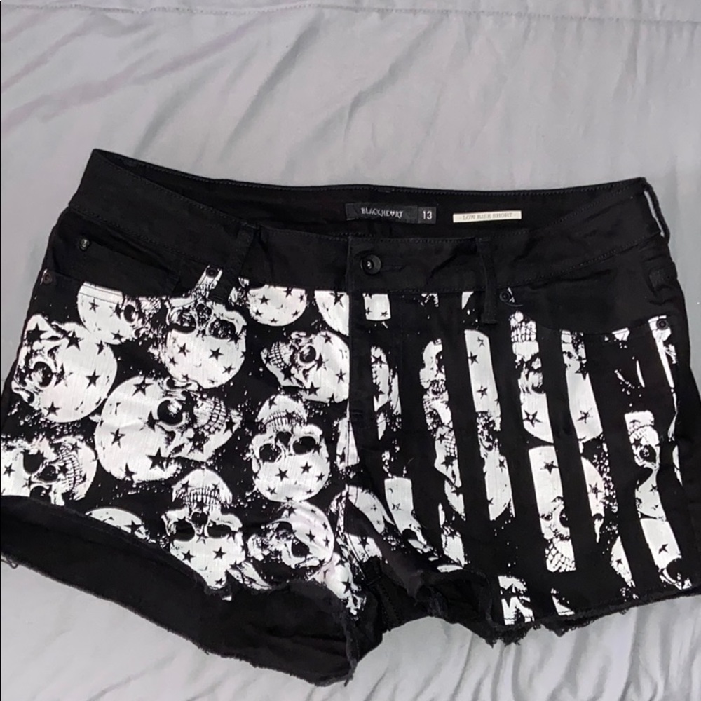 Skulls and stripes shorts